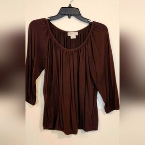 Off-shoulders MK top